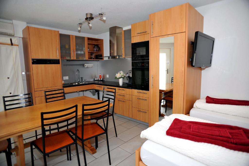 Niros Bed & Breakfast Birsfelden Chambre photo