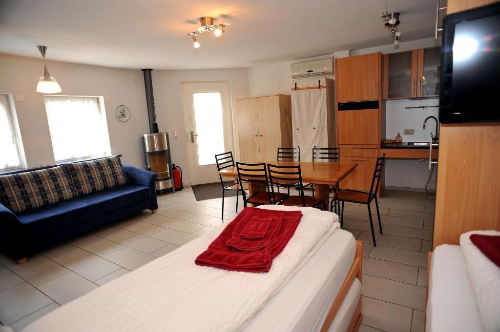 Niros Bed & Breakfast Birsfelden Chambre photo