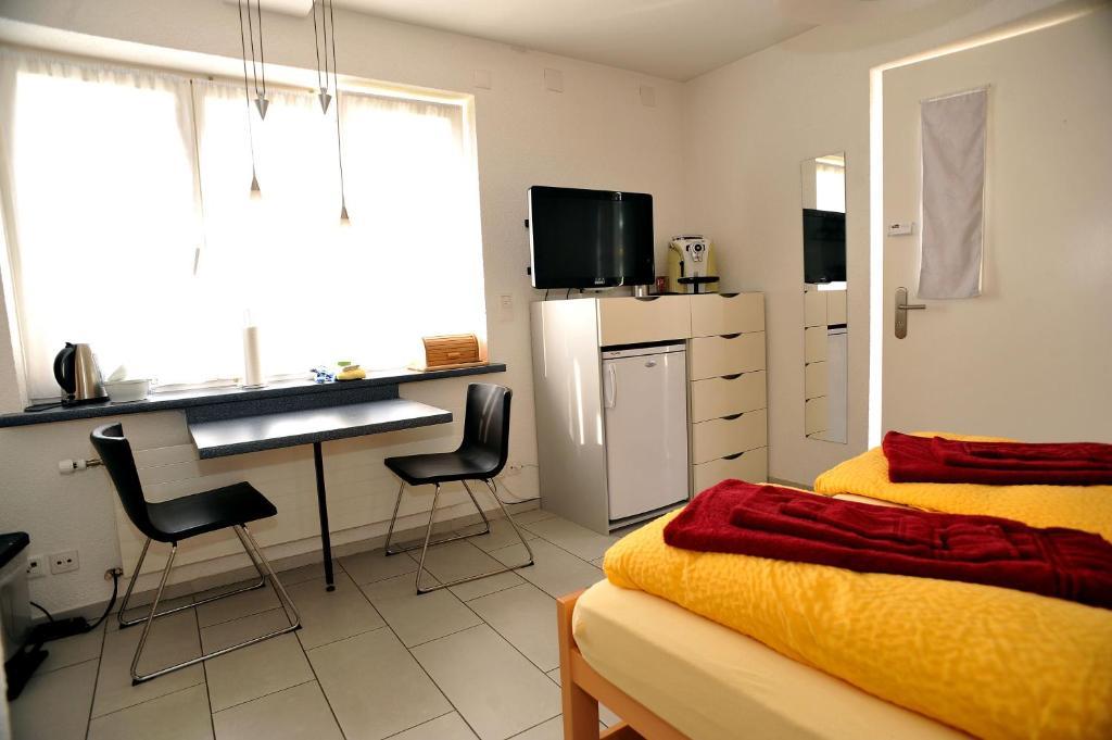 Niros Bed & Breakfast Birsfelden Chambre photo