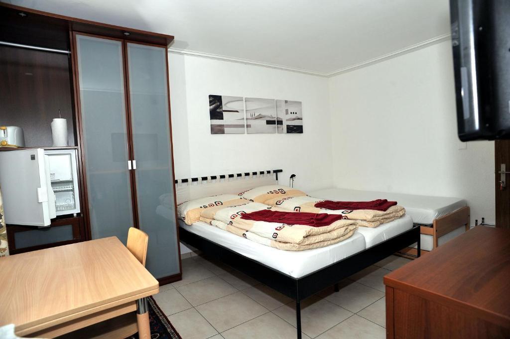 Niros Bed & Breakfast Birsfelden Chambre photo